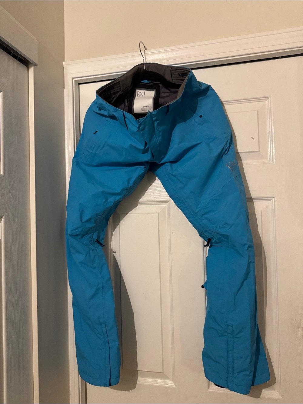 Burton women’s Bright Blue Ski & Snowboard pants